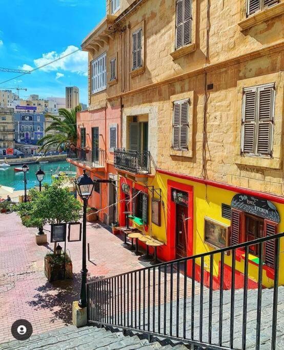 Spinola Bay View In St Julians 3 Bedrooms Apartment *
